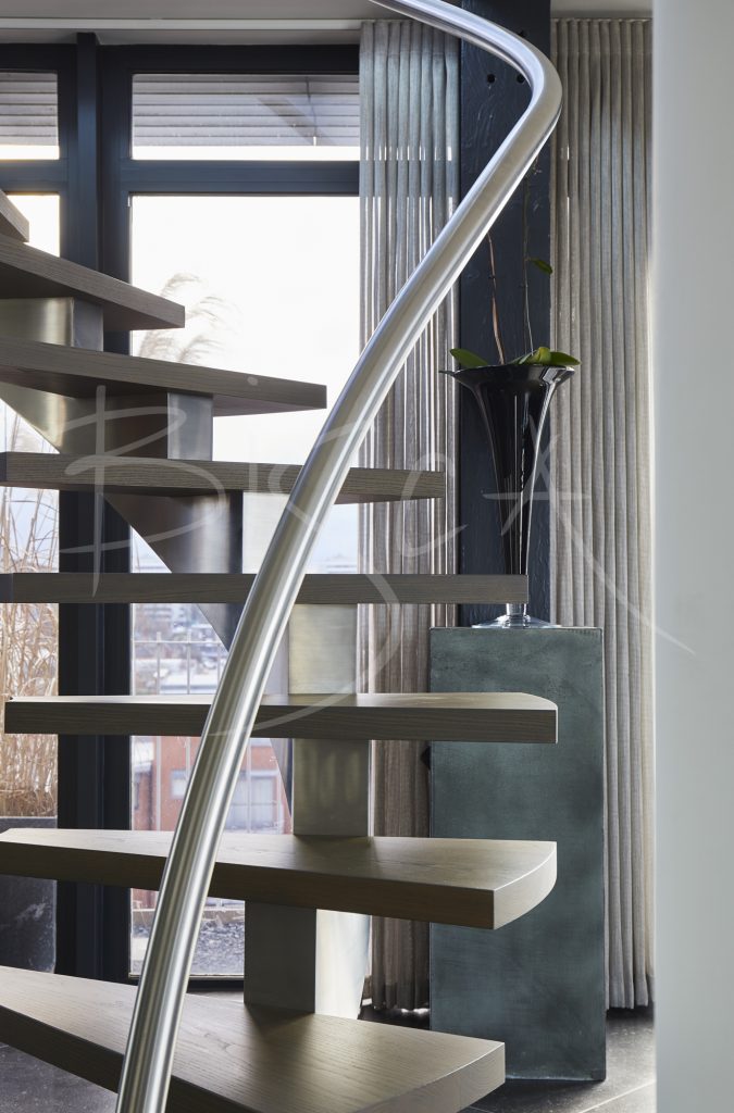 5565 - Bisca steel centre spine stair