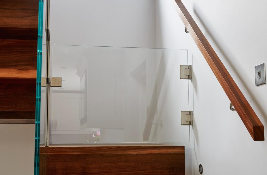 Glass Dog gate on open staircase by Bisca