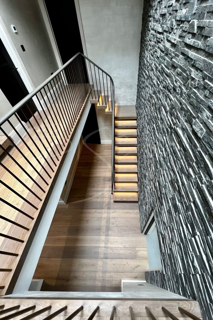 Feature Cantilevered Staircase Hallway 8987